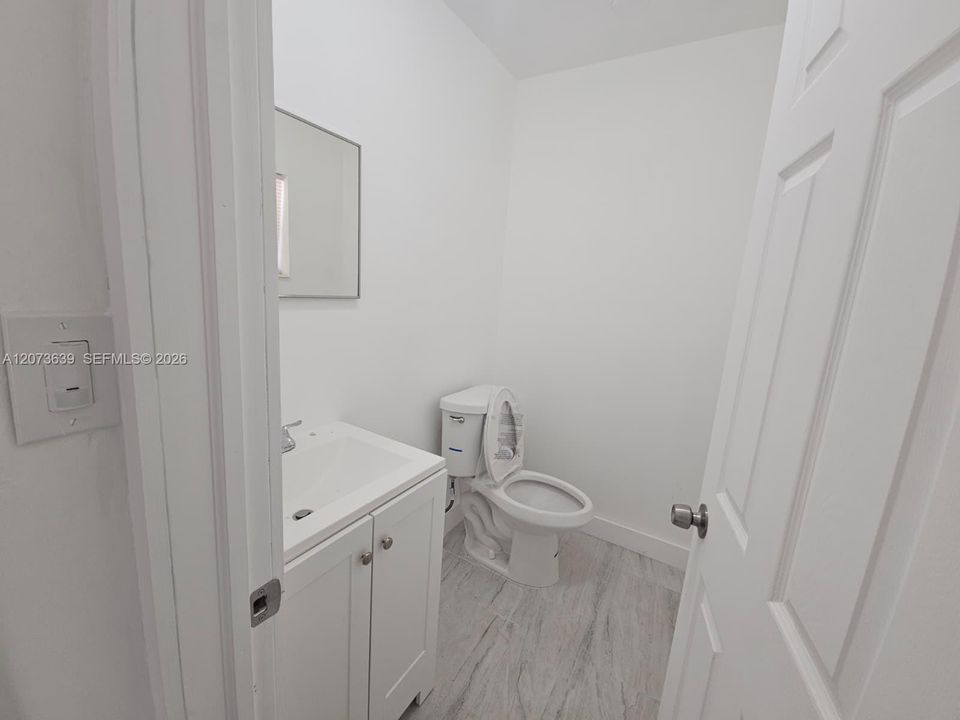 For Rent: $1,900 (1 beds, 1 baths, 960 Square Feet)