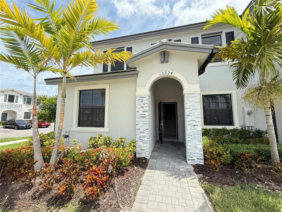 For Rent: $2,500 (3 beds, 3 baths, 1328 Square Feet)