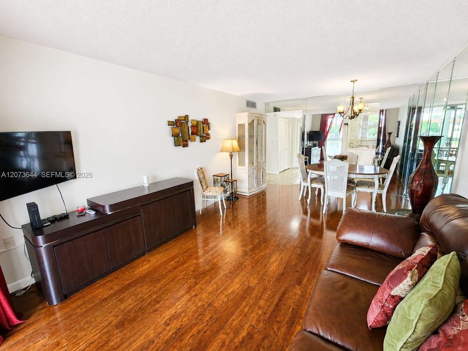 For Sale: $89,900 (1 beds, 1 baths, 640 Square Feet)
