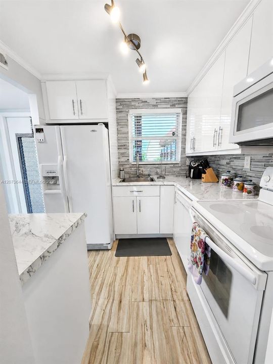 For Sale: $89,900 (1 beds, 1 baths, 640 Square Feet)
