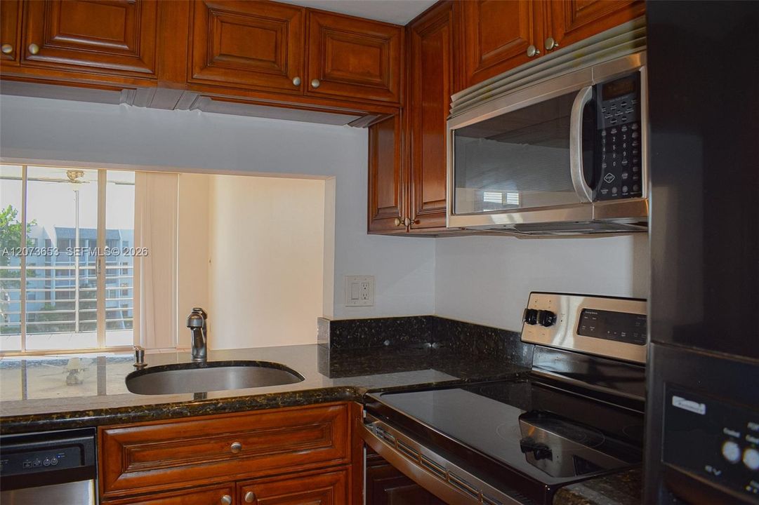 В аренду: $1,950 (2 спален, 2 ванн, 970 Квадратных фут)