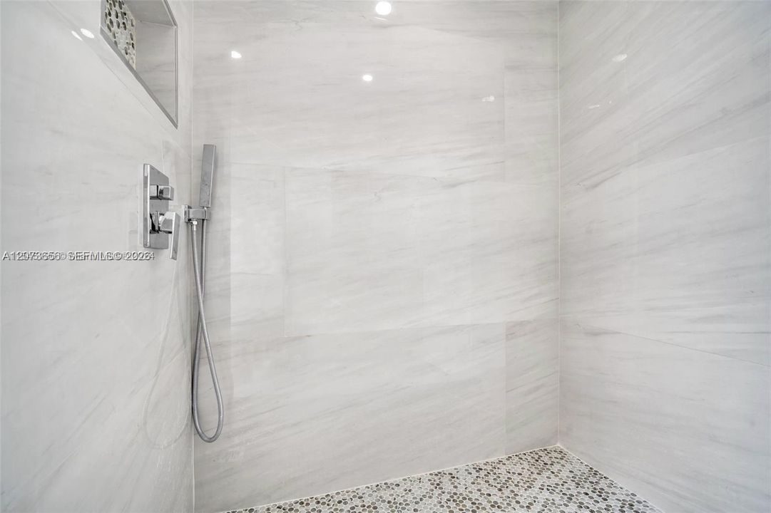 For Rent: $2,100 (2 beds, 1 baths, 1006 Square Feet)