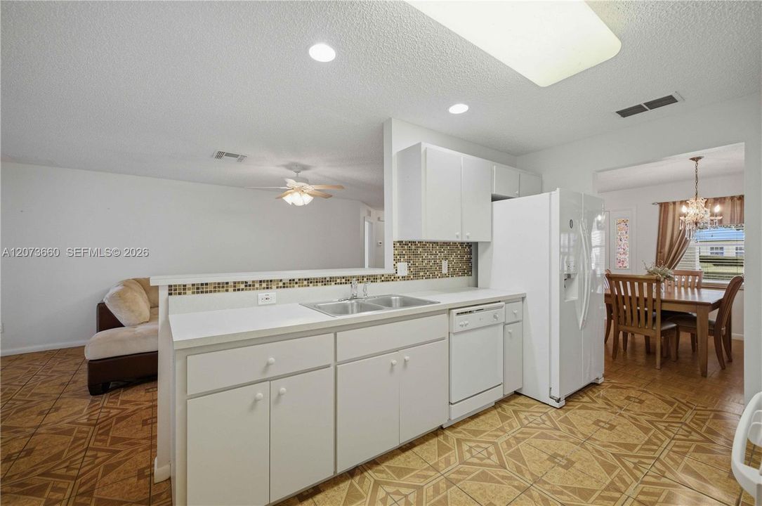 For Sale: $159,900 (2 beds, 2 baths, 1280 Square Feet)