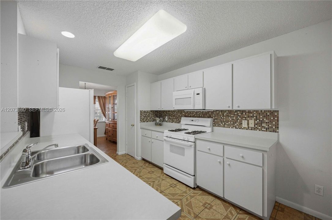 For Sale: $159,900 (2 beds, 2 baths, 1280 Square Feet)