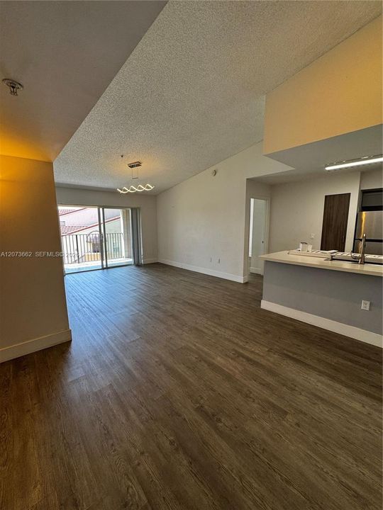 For Rent: $2,500 (2 beds, 2 baths, 966 Square Feet)