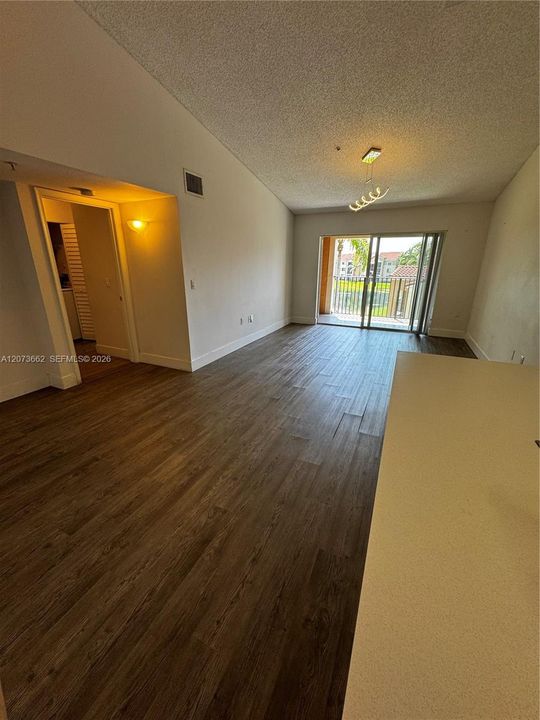 For Rent: $2,500 (2 beds, 2 baths, 966 Square Feet)