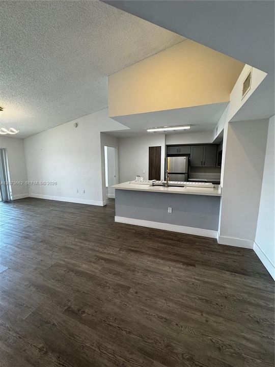 For Rent: $2,500 (2 beds, 2 baths, 966 Square Feet)