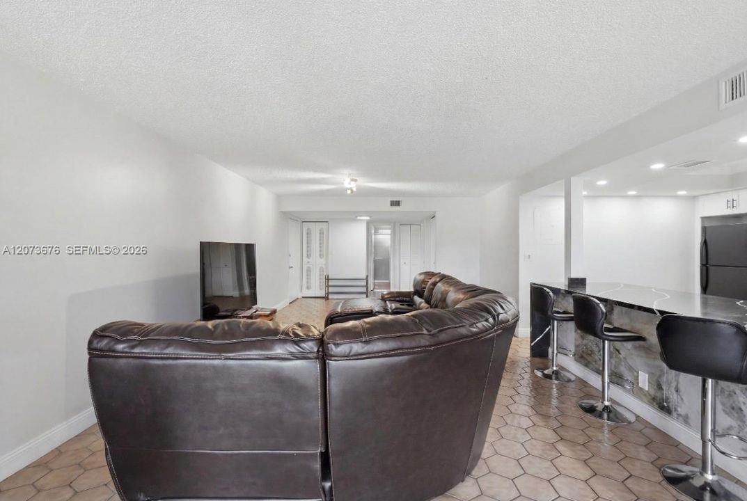 For Rent: $2,700 (3 beds, 2 baths, 1150 Square Feet)