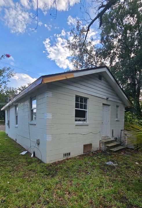 For Rent: $890 (3 beds, 1 baths, 3485 Square Feet)