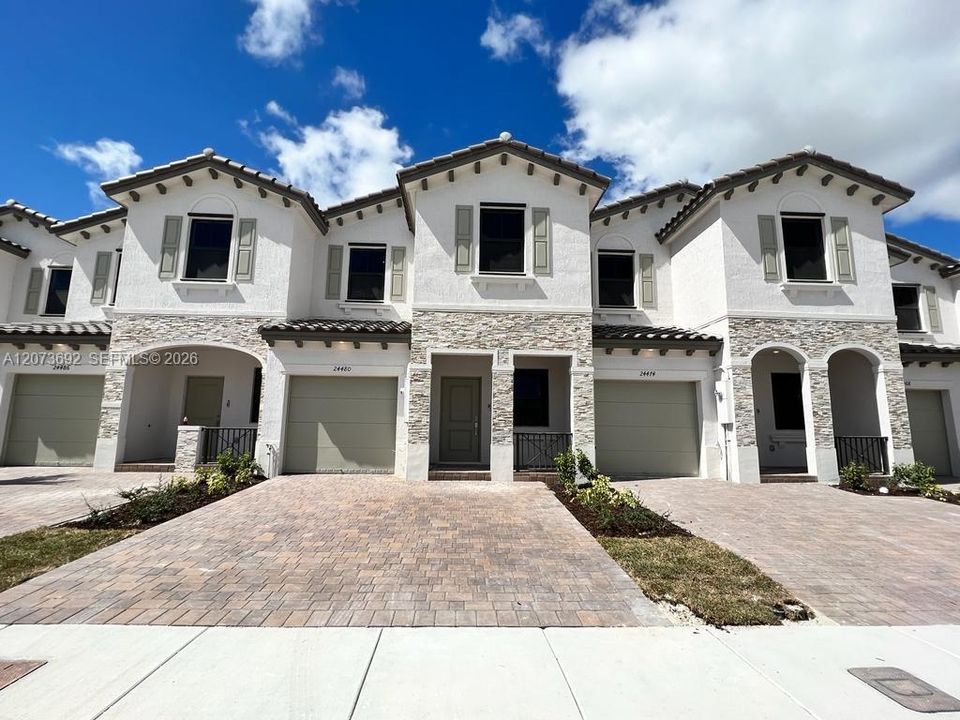 For Rent: $3,100 (4 beds, 2 baths, 1820 Square Feet)