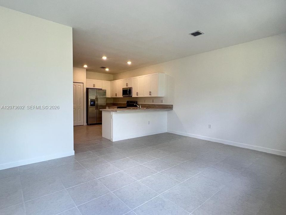 For Rent: $3,100 (4 beds, 2 baths, 1820 Square Feet)