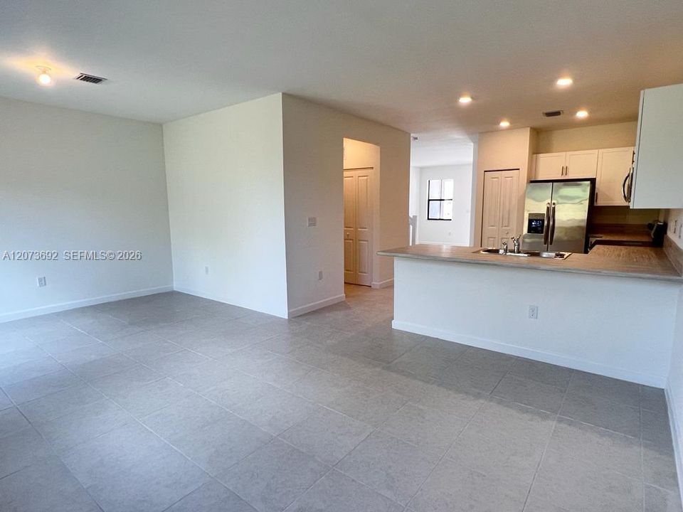 For Rent: $3,100 (4 beds, 2 baths, 1820 Square Feet)
