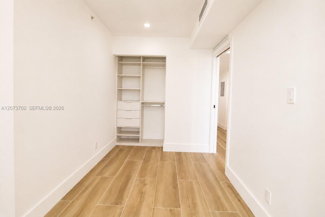 For Sale: $795,000 (2 beds, 2 baths, 930 Square Feet)