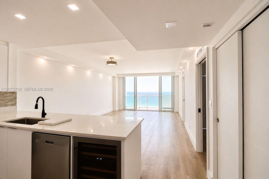 For Sale: $795,000 (2 beds, 2 baths, 930 Square Feet)