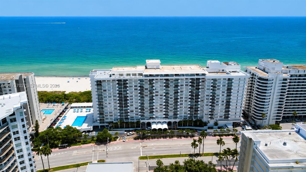 For Sale: $795,000 (2 beds, 2 baths, 930 Square Feet)
