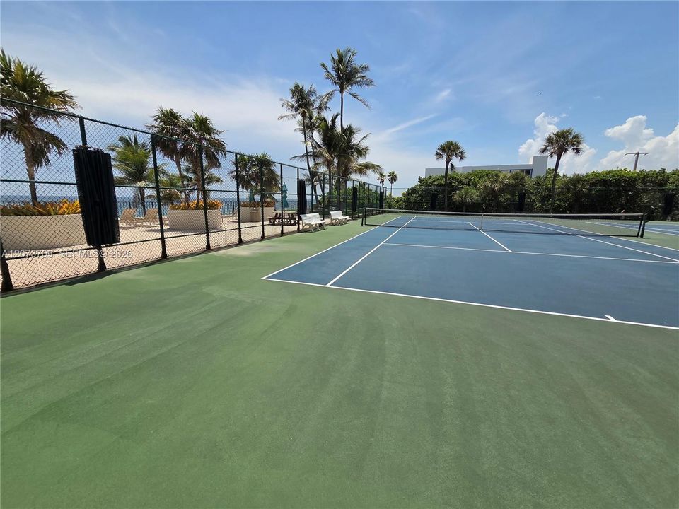 For Sale: $1,100,000 (2 beds, 2 baths, 1760 Square Feet)