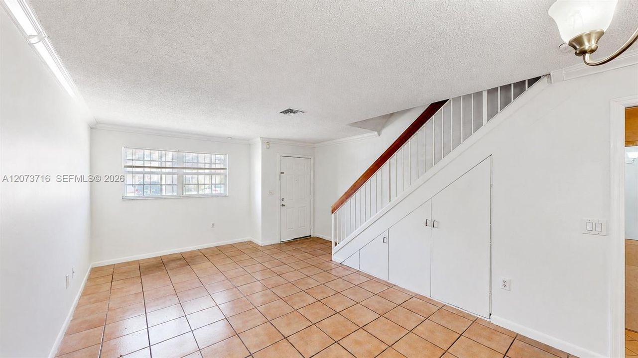 En Venta: $335,000 (2 camas, 2 baños, 1100 Pies cuadrados)