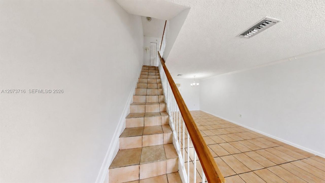 En Venta: $335,000 (2 camas, 2 baños, 1100 Pies cuadrados)