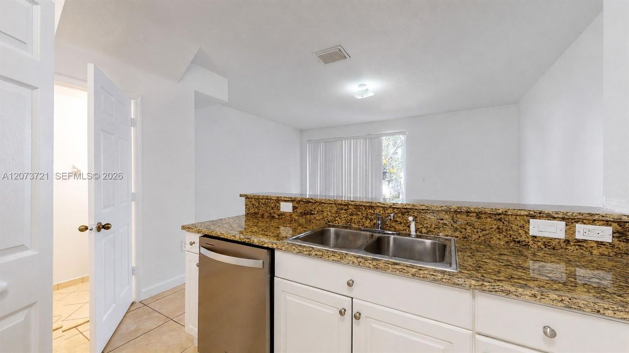 For Sale: $240,000 (2 beds, 2 baths, 1290 Square Feet)