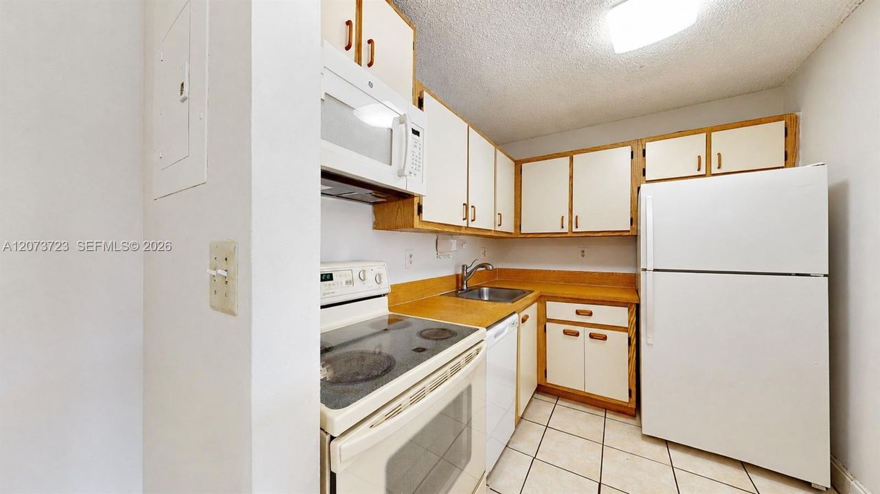 En Venta: $245,000 (2 camas, 2 baños, 896 Pies cuadrados)