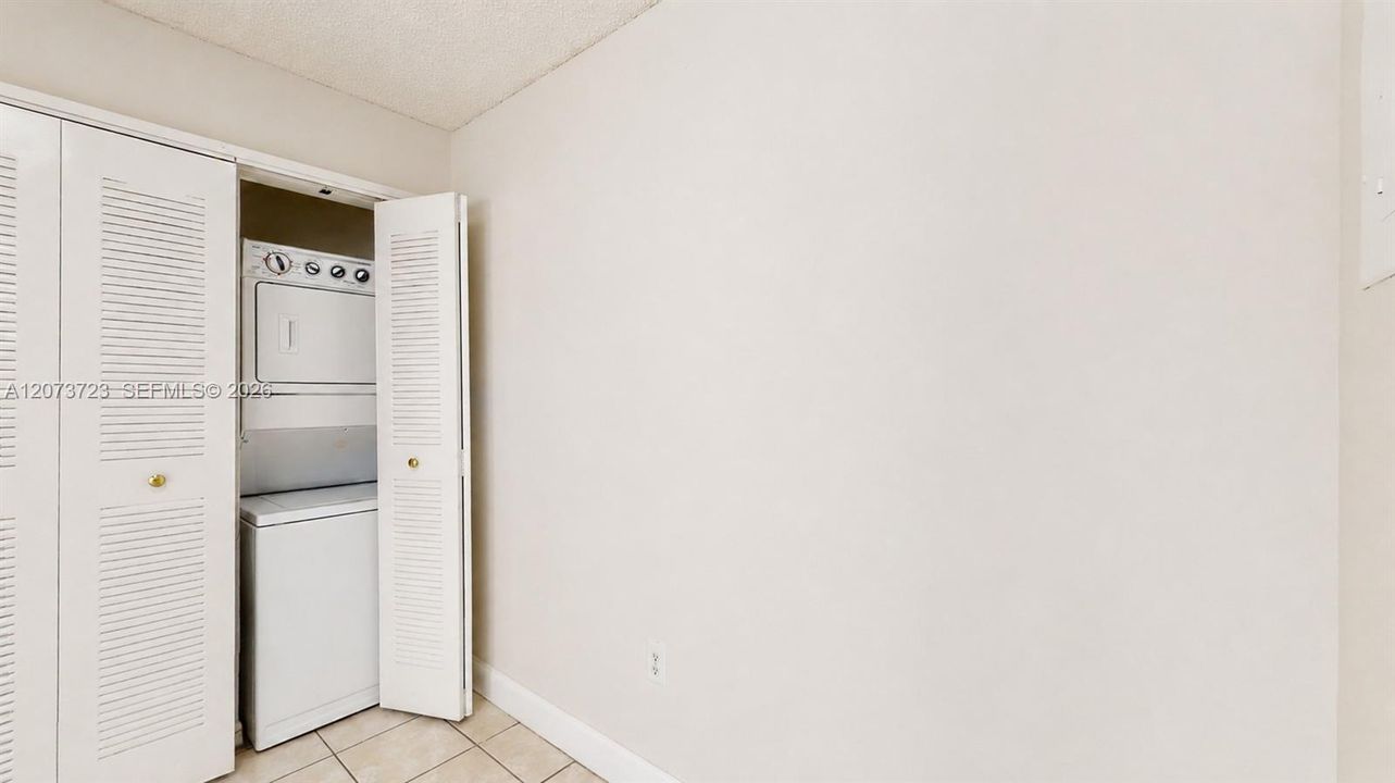 En Venta: $245,000 (2 camas, 2 baños, 896 Pies cuadrados)