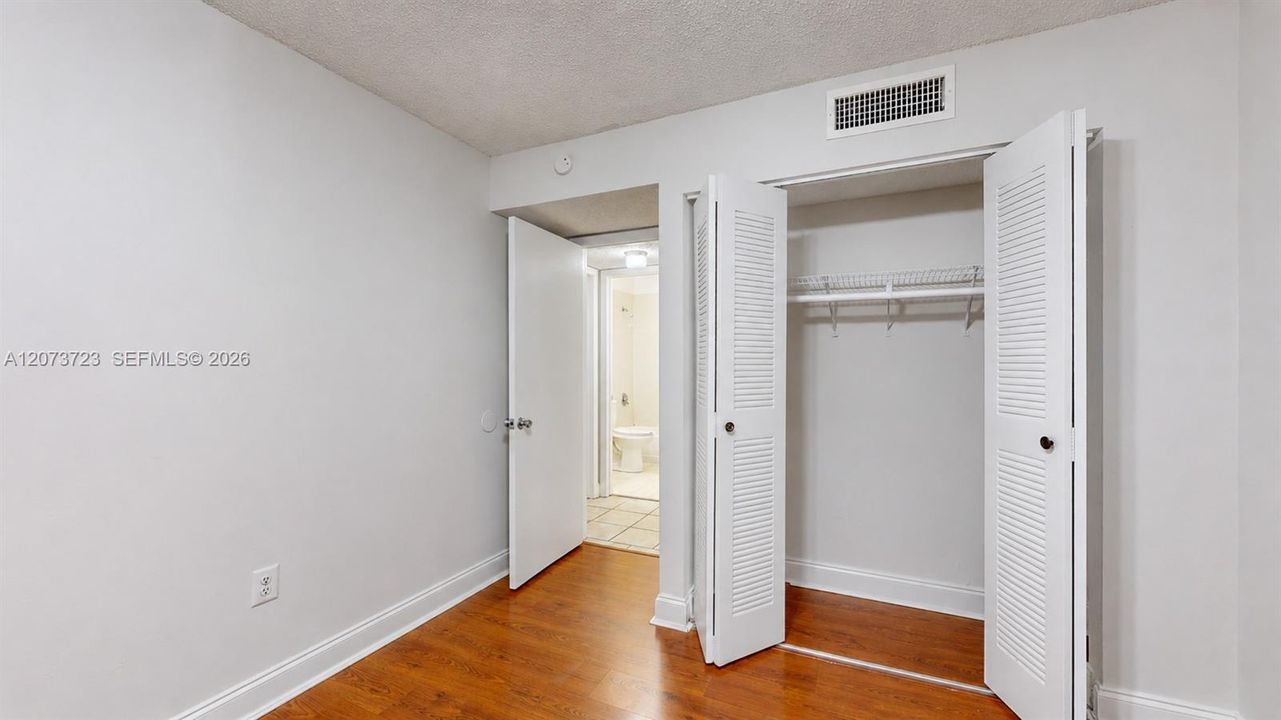 En Venta: $245,000 (2 camas, 2 baños, 896 Pies cuadrados)