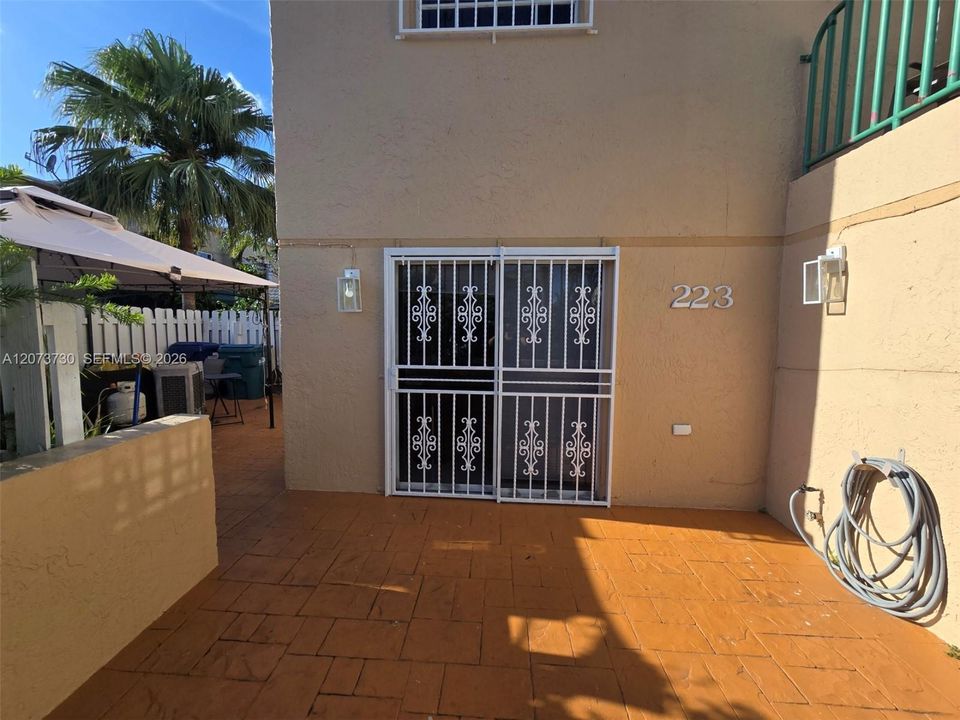 For Rent: $3,000 (3 beds, 3 baths, 1232 Square Feet)