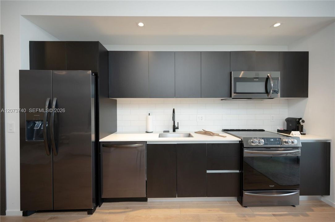 For Rent: $7,000 (3 beds, 3 baths, 1043 Square Feet)