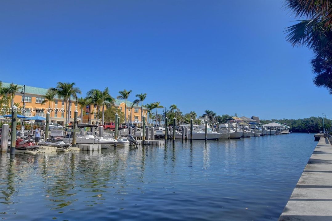 For Rent: $3,050 (1 beds, 1 baths, 782 Square Feet)