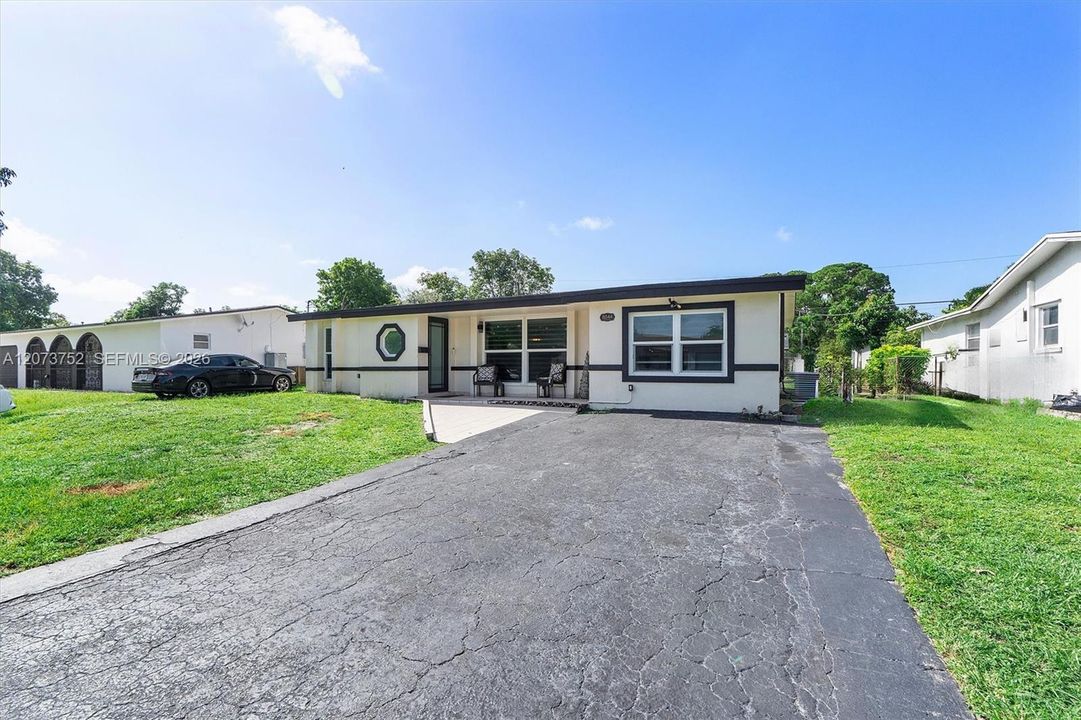 For Sale: $580,000 (4 beds, 2 baths, 1893 Square Feet)