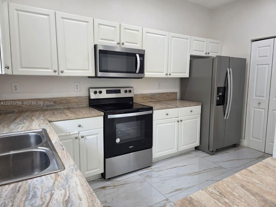 For Rent: $3,200 (3 beds, 2 baths, 1758 Square Feet)
