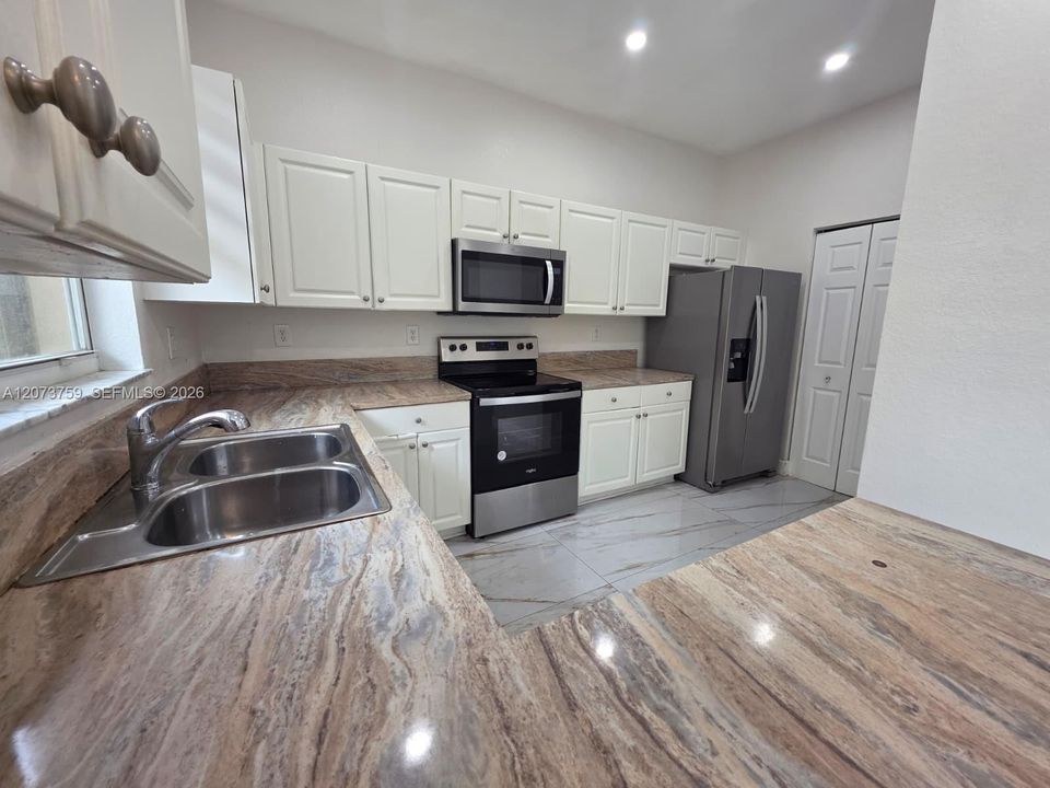 For Rent: $3,200 (3 beds, 2 baths, 1758 Square Feet)