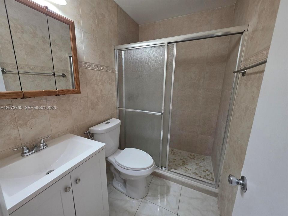 For Rent: $2,150 (2 beds, 1 baths, 905 Square Feet)