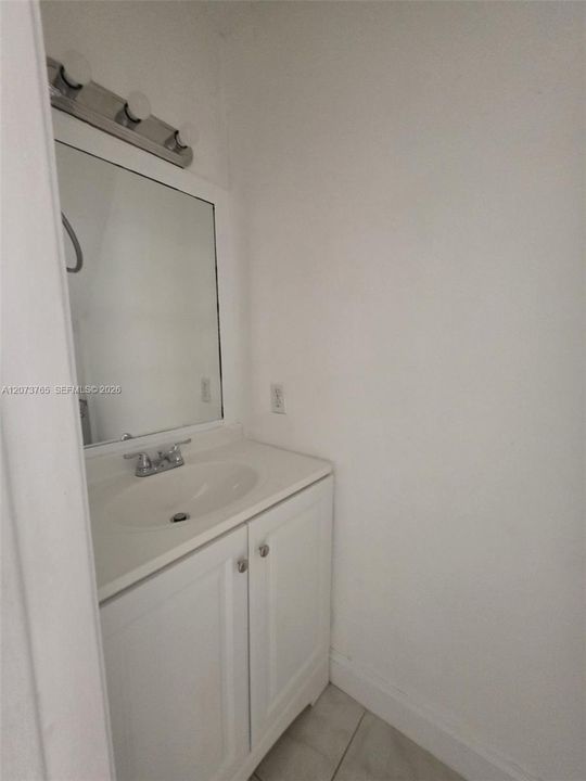 For Rent: $2,150 (2 beds, 1 baths, 905 Square Feet)