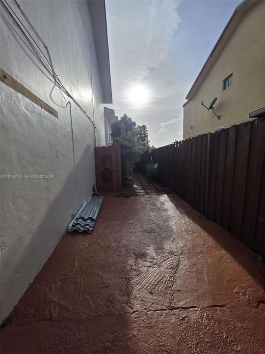 For Rent: $2,150 (2 beds, 1 baths, 905 Square Feet)
