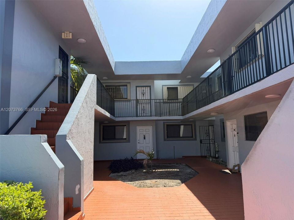 For Rent: $2,650 (2 beds, 2 baths, 888 Square Feet)