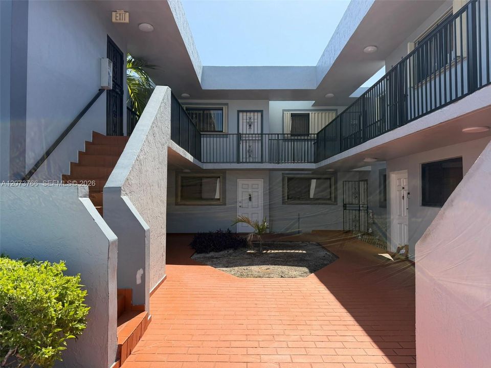 For Rent: $2,650 (2 beds, 2 baths, 888 Square Feet)