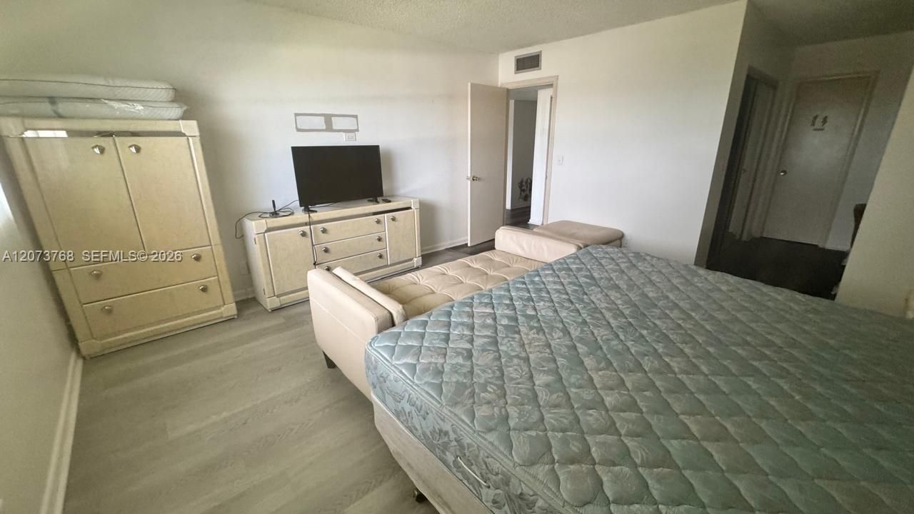 For Rent: $1,650 (1 beds, 1 baths, 928 Square Feet)