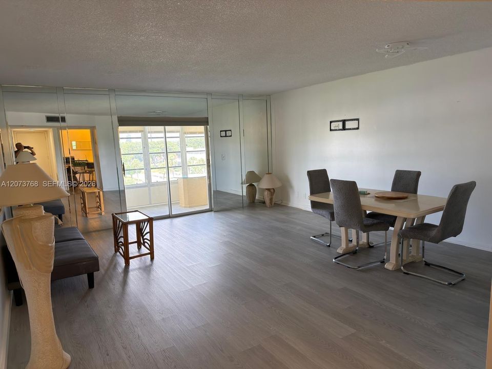 For Rent: $1,650 (1 beds, 1 baths, 928 Square Feet)