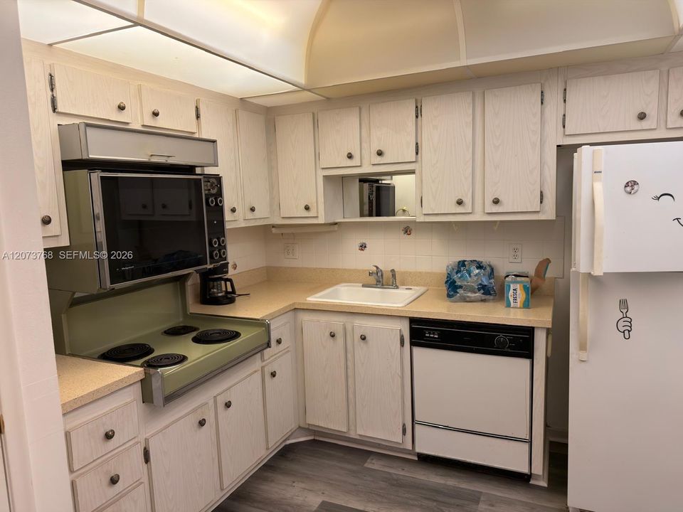 For Rent: $1,650 (1 beds, 1 baths, 928 Square Feet)