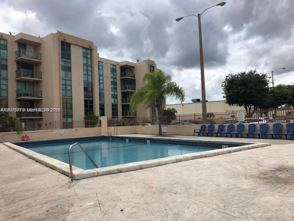 For Rent: $2,200 (2 beds, 2 baths, 910 Square Feet)