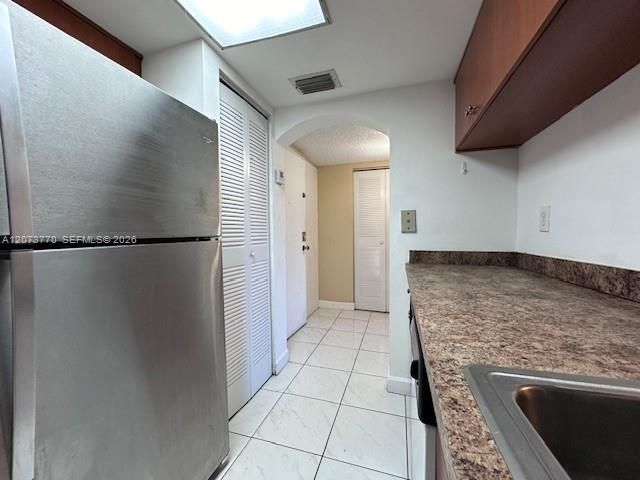 For Rent: $2,200 (2 beds, 2 baths, 910 Square Feet)