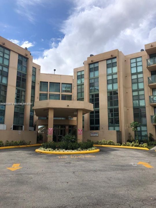 For Rent: $2,200 (2 beds, 2 baths, 910 Square Feet)