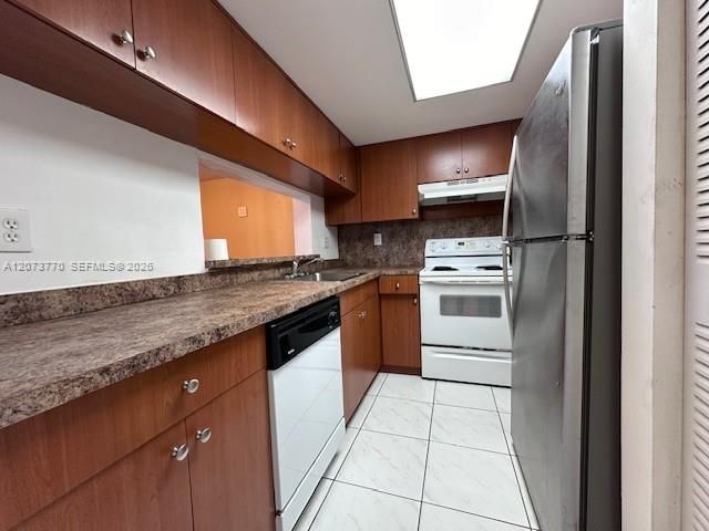 For Rent: $2,200 (2 beds, 2 baths, 910 Square Feet)