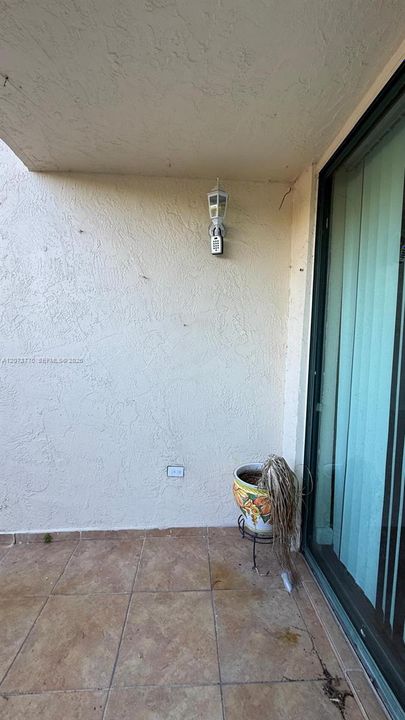 For Rent: $2,200 (2 beds, 2 baths, 910 Square Feet)