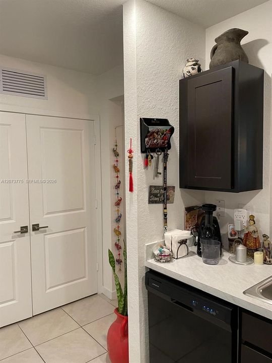 For Rent: $2,200 (2 beds, 2 baths, 1208 Square Feet)