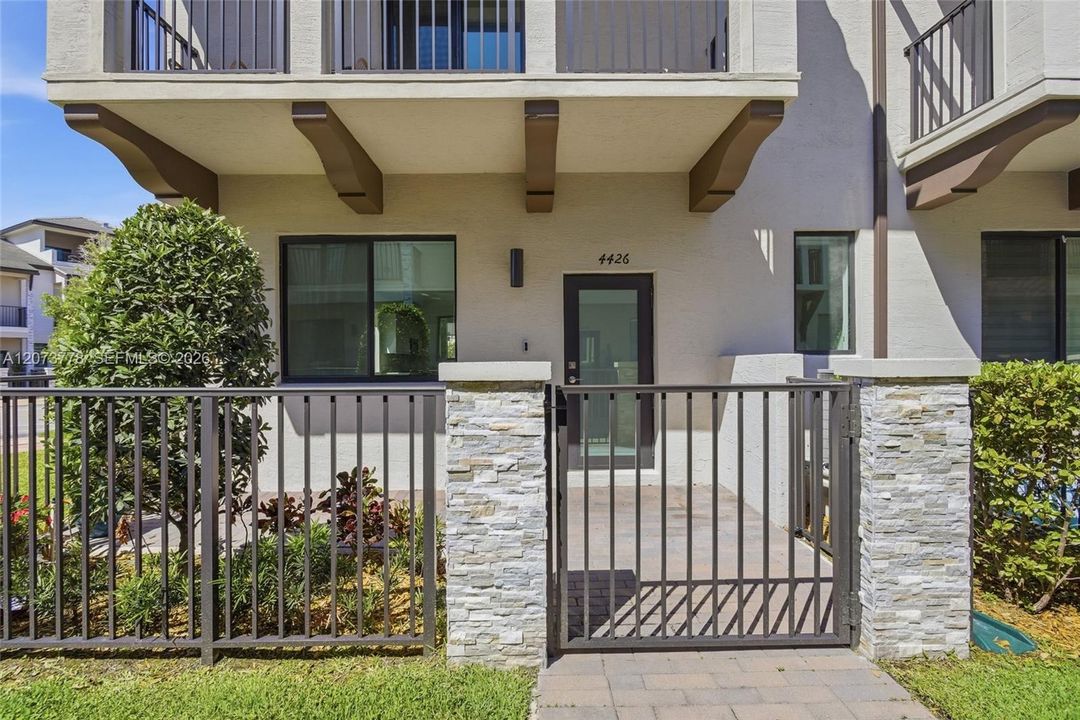 For Rent: $4,650 (3 beds, 2 baths, 1979 Square Feet)