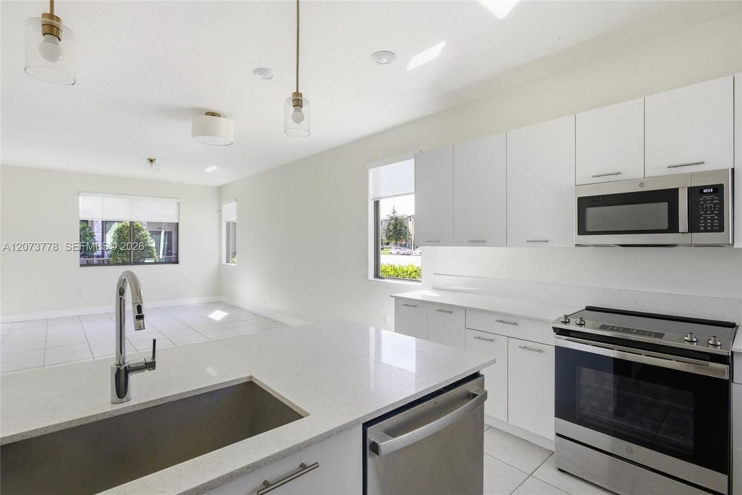 For Rent: $4,650 (3 beds, 2 baths, 1979 Square Feet)