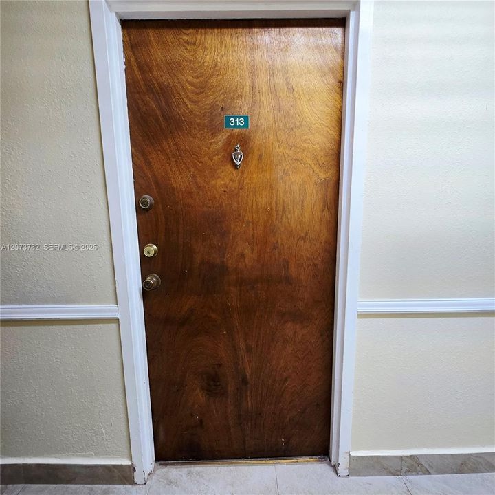 For Rent: $2,400 (2 beds, 2 baths, 910 Square Feet)