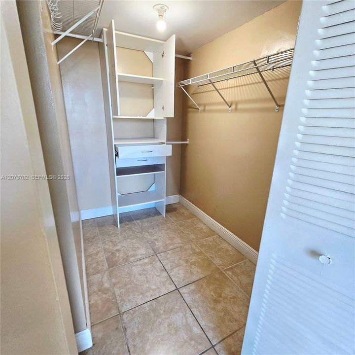 For Rent: $2,400 (2 beds, 2 baths, 910 Square Feet)